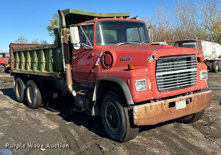 image for item DX3782 1987 Ford U90 dump truck