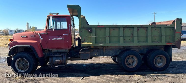 image for item DX3782 1987 Ford U90 dump truck