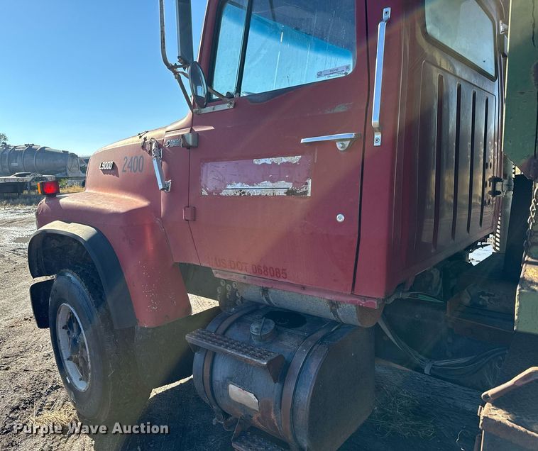 image for item DX3782 1987 Ford U90 dump truck
