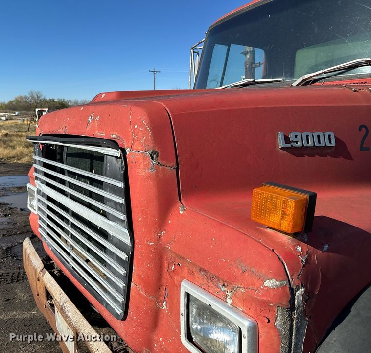 image for item DX3782 1987 Ford U90 dump truck