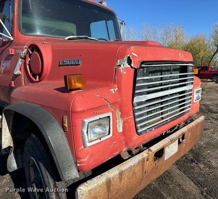 image for item DX3782 1987 Ford U90 dump truck