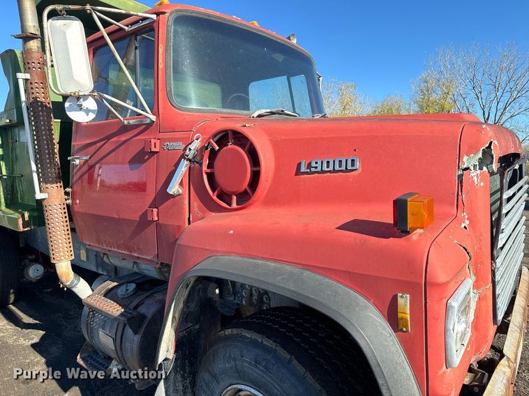 image for item DX3782 1987 Ford U90 dump truck