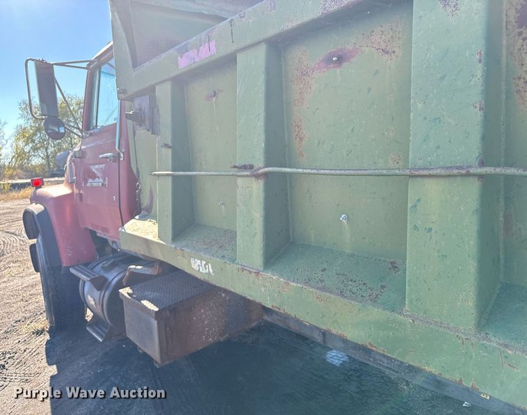 image for item DX3782 1987 Ford U90 dump truck