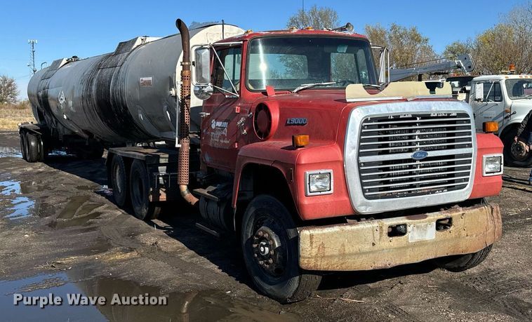 image for item DX3784 1990 Ford U90 semi truck