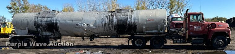 image for item DX3784 1990 Ford U90 semi truck