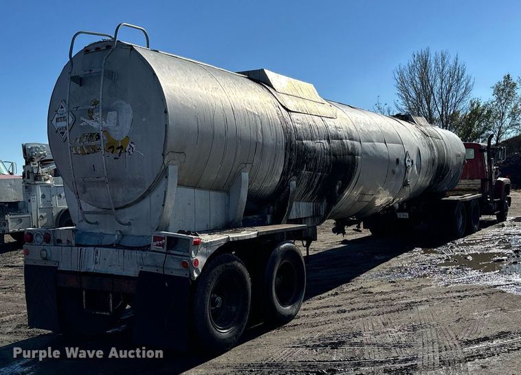 image for item DX3784 1990 Ford U90 semi truck