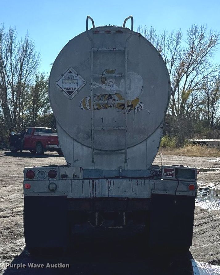 image for item DX3784 1990 Ford U90 semi truck