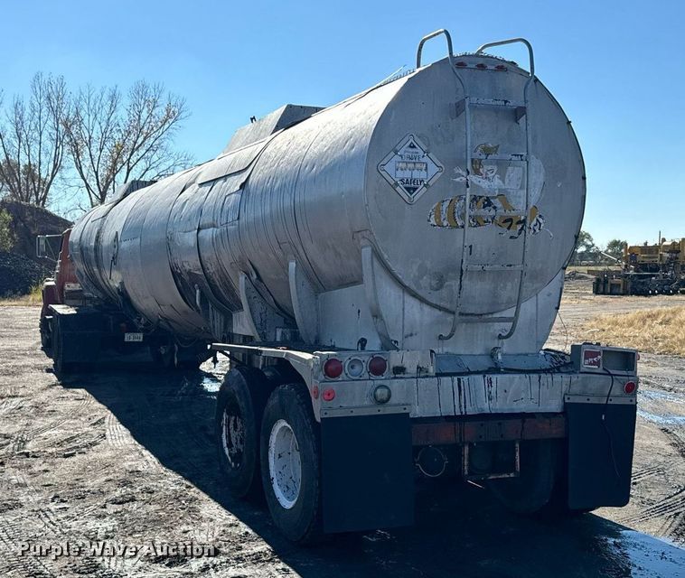 image for item DX3784 1990 Ford U90 semi truck