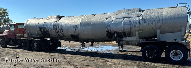 image for item DX3784 1990 Ford U90 semi truck