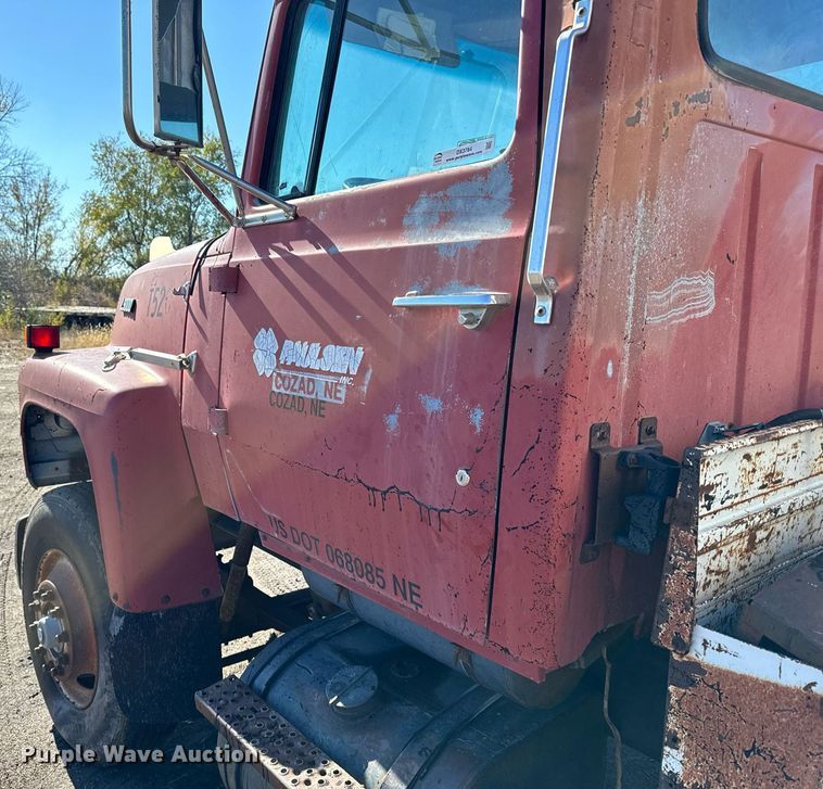 image for item DX3784 1990 Ford U90 semi truck