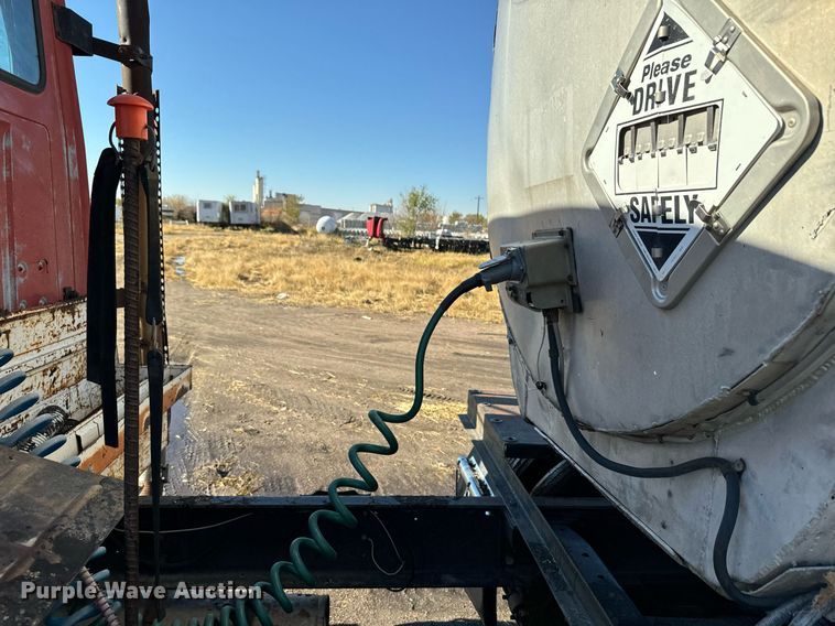 image for item DX3784 1990 Ford U90 semi truck