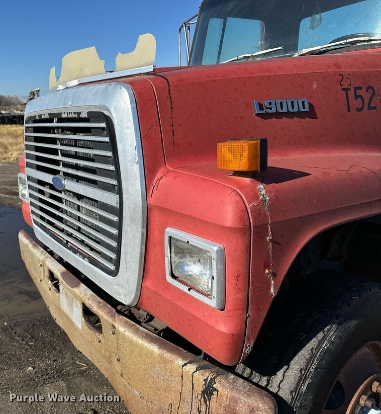 image for item DX3784 1990 Ford U90 semi truck