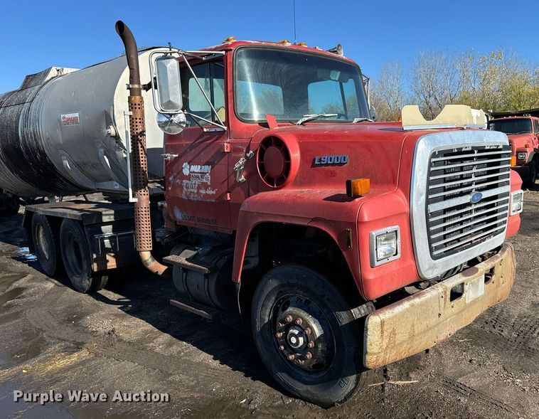 image for item DX3784 1990 Ford U90 semi truck