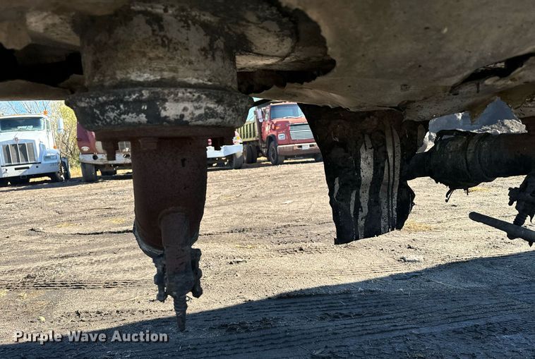 image for item DX3784 1990 Ford U90 semi truck