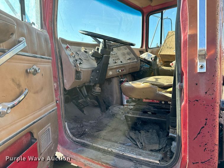 image for item DX3784 1990 Ford U90 semi truck