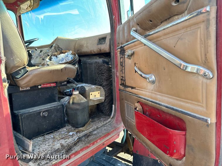 image for item DX3784 1990 Ford U90 semi truck