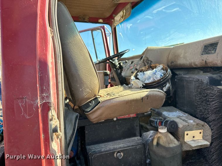 image for item DX3784 1990 Ford U90 semi truck