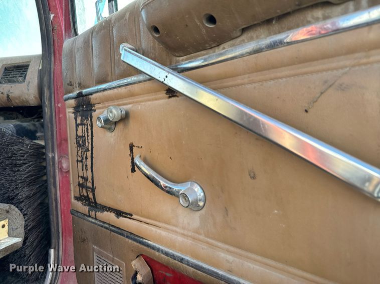 image for item DX3784 1990 Ford U90 semi truck