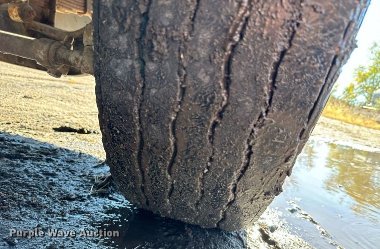 image for item DX3784 1990 Ford U90 semi truck