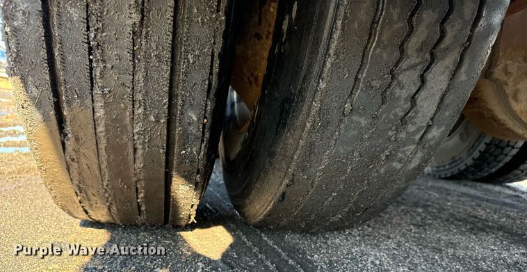 image for item DX3784 1990 Ford U90 semi truck