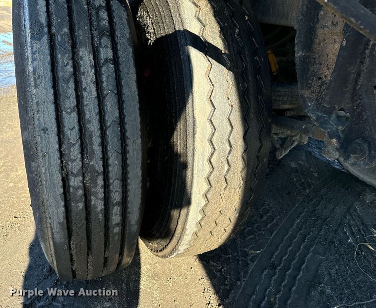 image for item DX3784 1990 Ford U90 semi truck