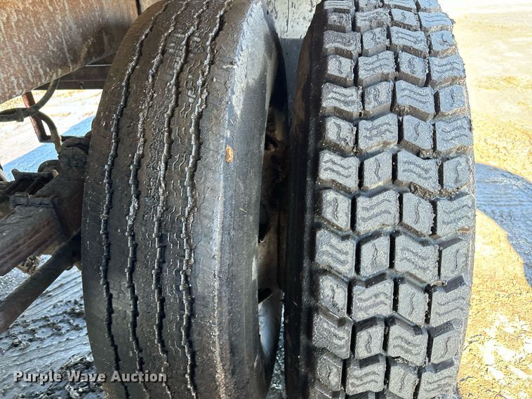 image for item DX3784 1990 Ford U90 semi truck