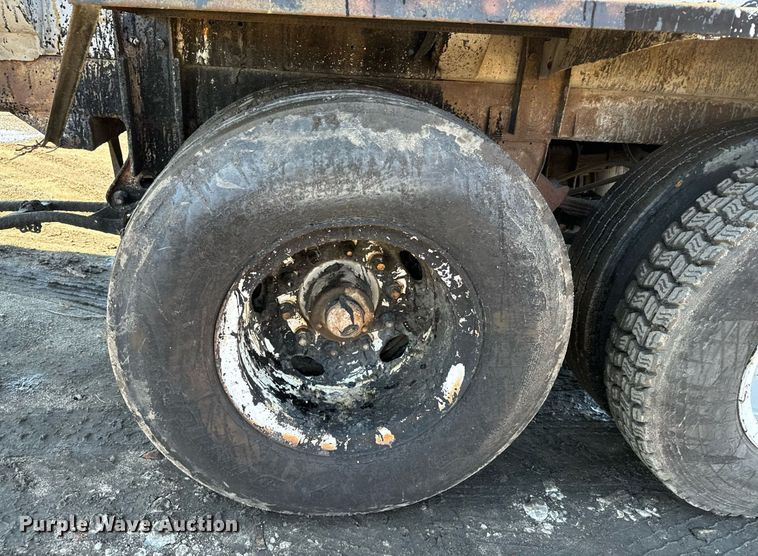 image for item DX3784 1990 Ford U90 semi truck