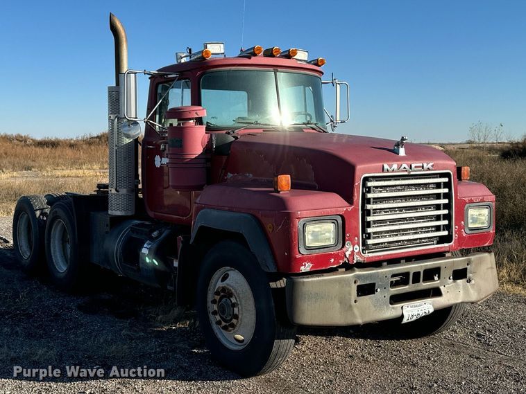 image for item DX3786 1995 Mack RD600 semi truck