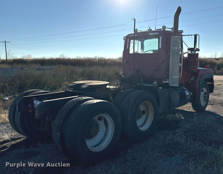 image for item DX3786 1995 Mack RD600 semi truck