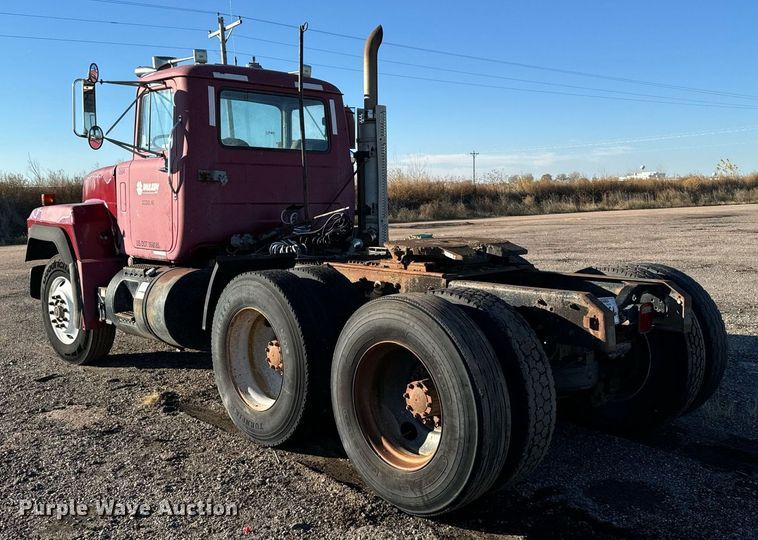 image for item DX3786 1995 Mack RD600 semi truck
