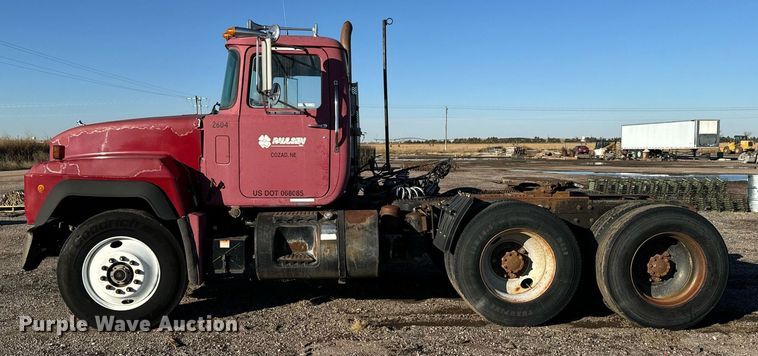 image for item DX3786 1995 Mack RD600 semi truck