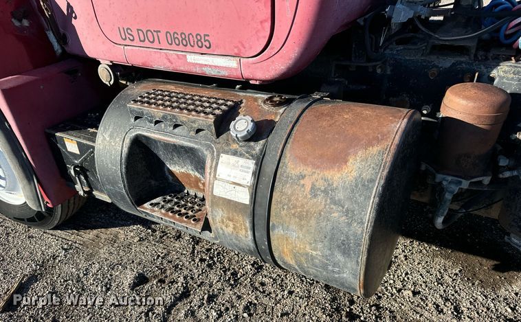 image for item DX3786 1995 Mack RD600 semi truck