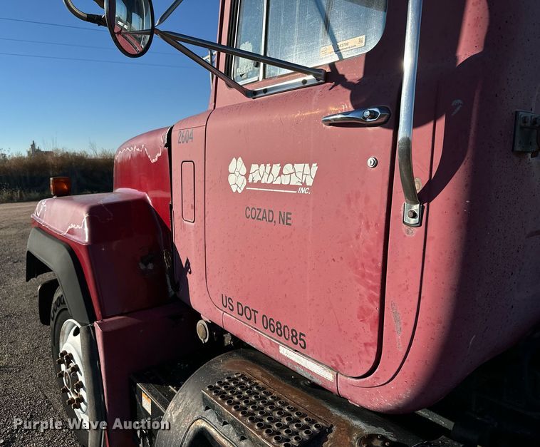 image for item DX3786 1995 Mack RD600 semi truck