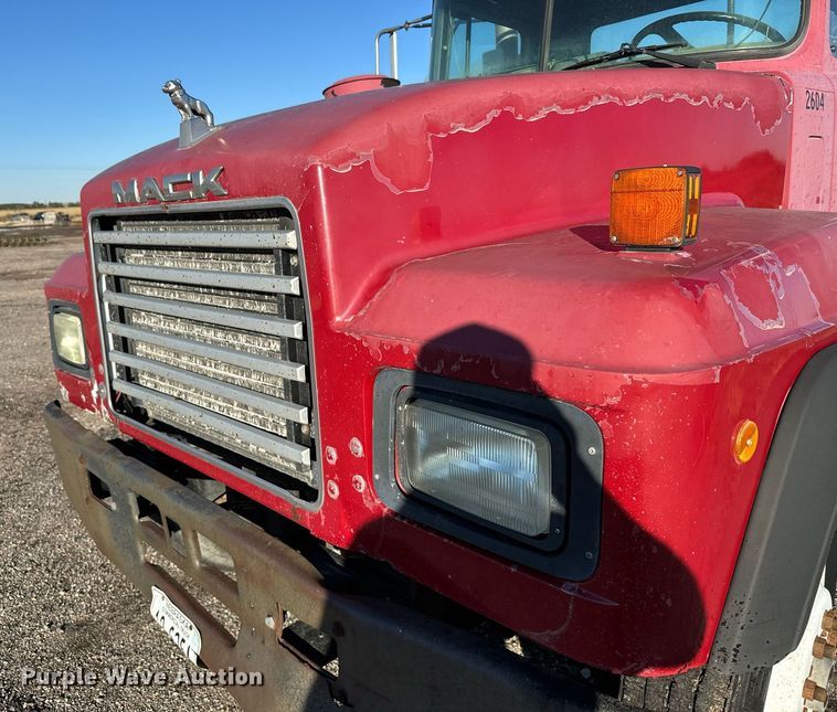 image for item DX3786 1995 Mack RD600 semi truck