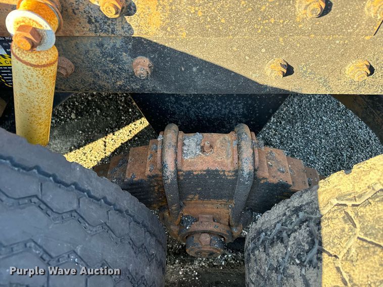 image for item DX3786 1995 Mack RD600 semi truck