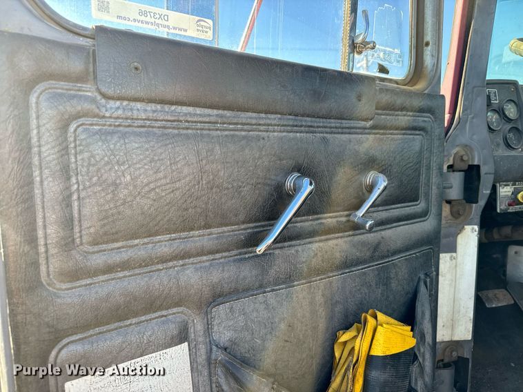 image for item DX3786 1995 Mack RD600 semi truck