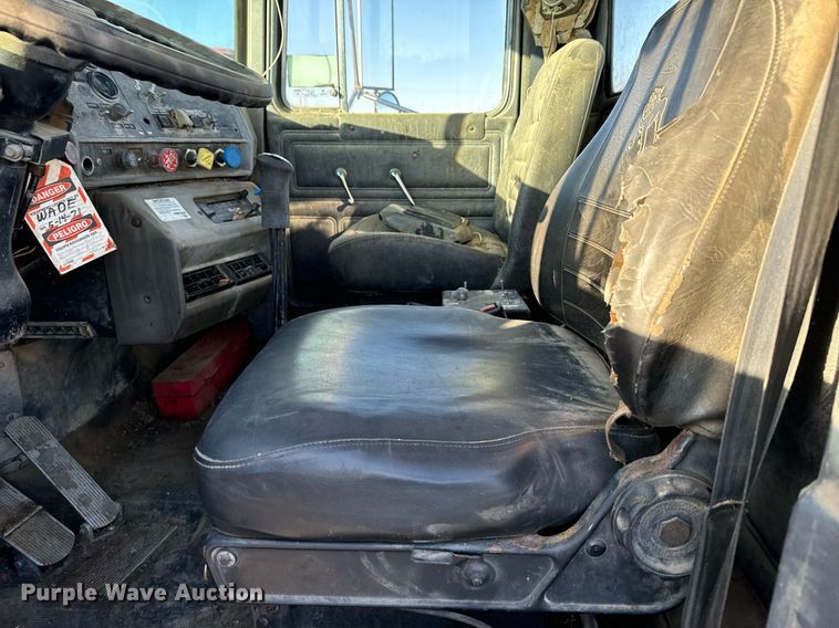 image for item DX3786 1995 Mack RD600 semi truck