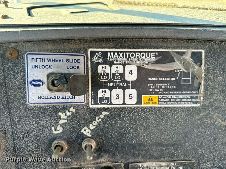 image for item DX3786 1995 Mack RD600 semi truck