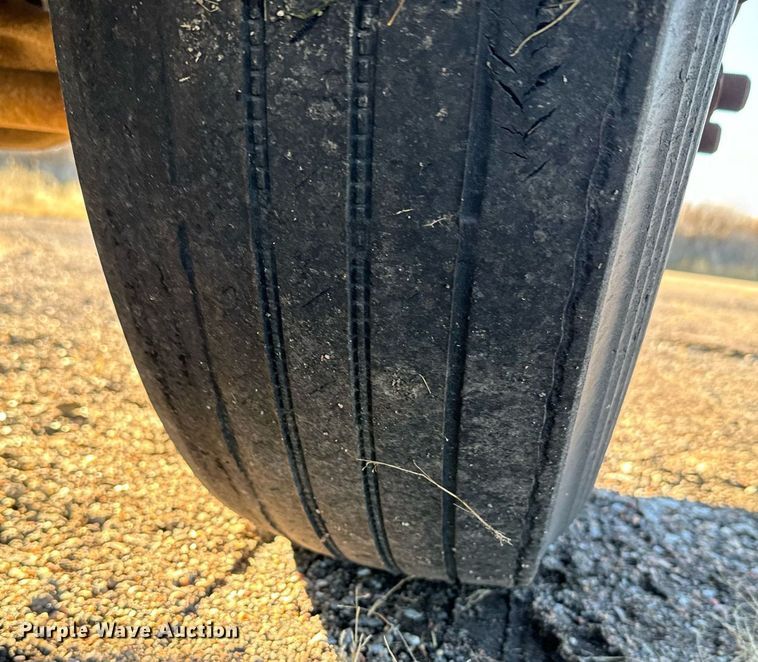 image for item DX3786 1995 Mack RD600 semi truck