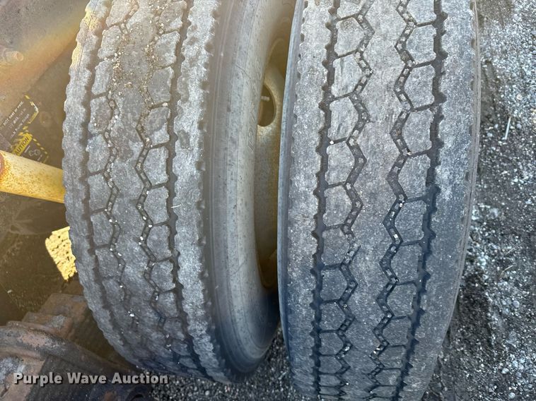 image for item DX3786 1995 Mack RD600 semi truck