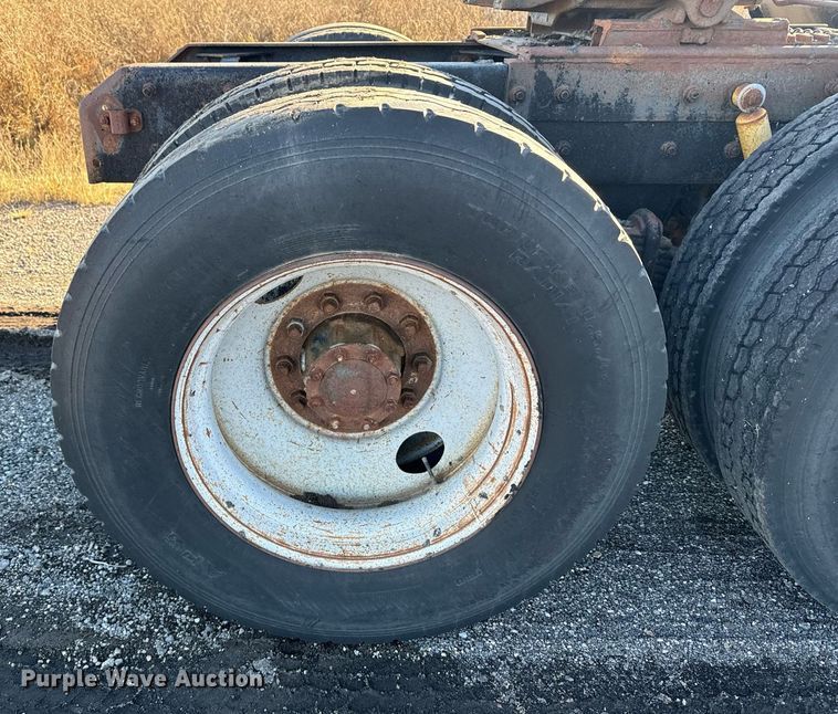 image for item DX3786 1995 Mack RD600 semi truck