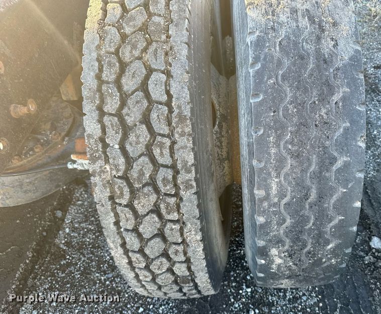 image for item DX3786 1995 Mack RD600 semi truck