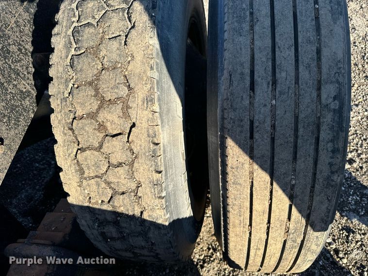 image for item DX3786 1995 Mack RD600 semi truck