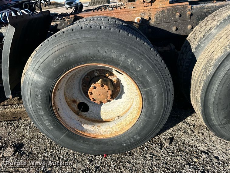 image for item DX3786 1995 Mack RD600 semi truck