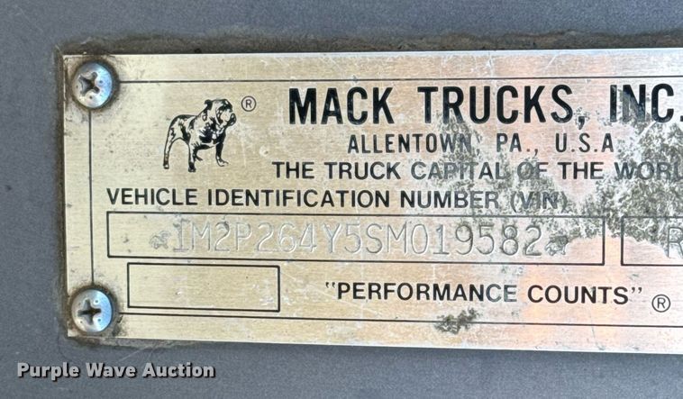 image for item DX3786 1995 Mack RD600 semi truck