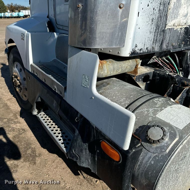 image for item DX3798 1990 Kenworth T600 truck cab and chassis