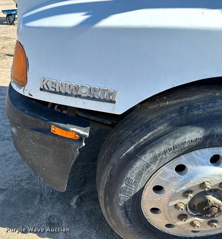 image for item DX3798 1990 Kenworth T600 truck cab and chassis