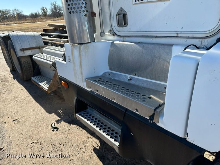 image for item DX3798 1990 Kenworth T600 truck cab and chassis