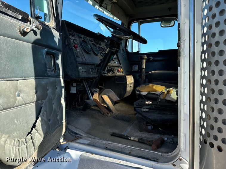 image for item DX3798 1990 Kenworth T600 truck cab and chassis