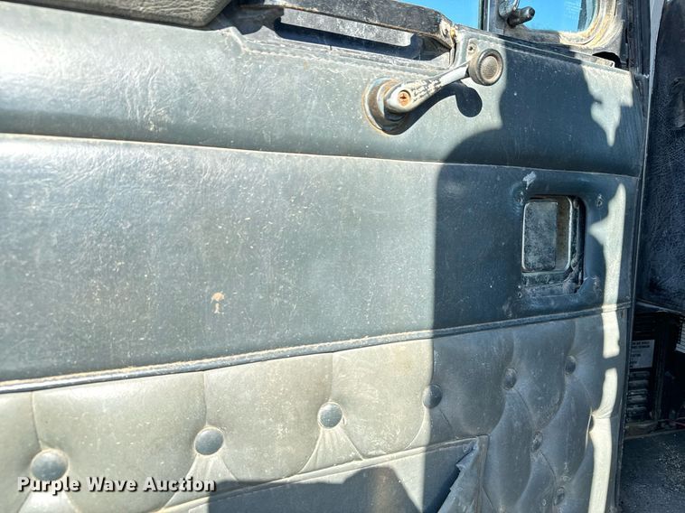 image for item DX3798 1990 Kenworth T600 truck cab and chassis